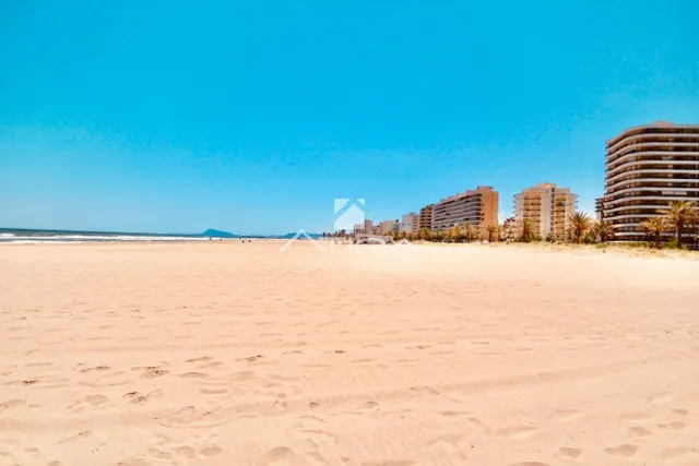 Local comercial de 250 m2 en el Grao de Gandia con altas posibilidades de inversión. — 11