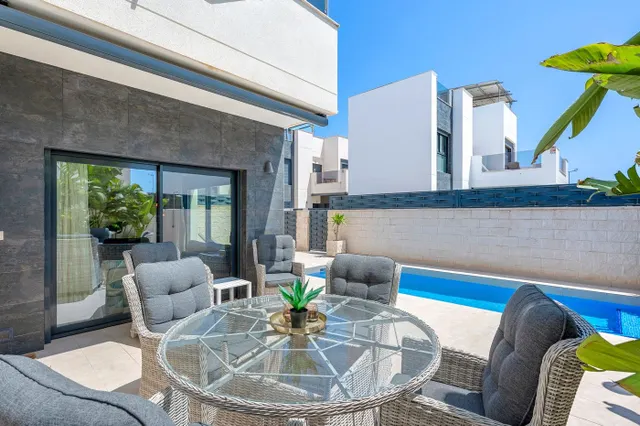 Villa moderna con piscina privada, 3 dormitorios y 3 baños. — 39