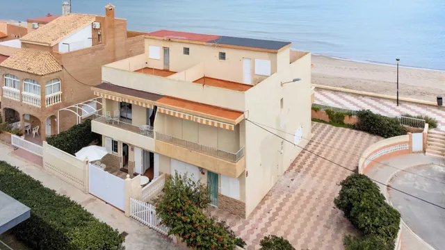 EXCLUSIVA FRENTE AL MAR CON TERRAZAS, LUZ CRUZADA Y CUATRO DORMITORIOS –  PRIMERA LÍNEA DE MAR Y GARAJE. — 16