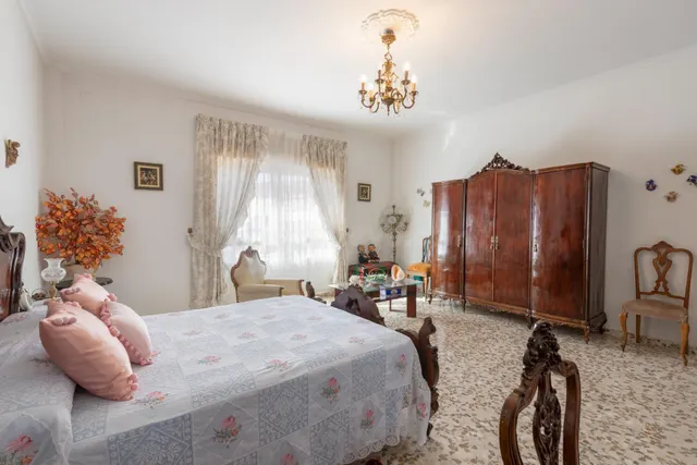 Casa en planta baja con cuatro naves y local — 17