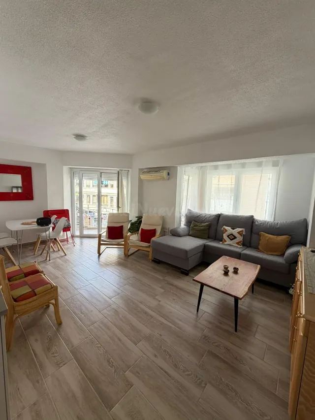Apartamento reformado con terraza, Alicante, Torrevieja. 3 habitaciones, 100 m2, 90 metros del mar — 2