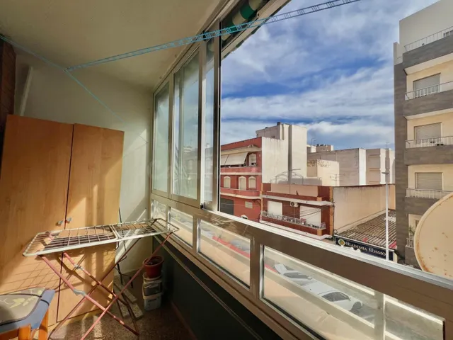Apartamento céntrico y espacioso (89 m2 - 2.ª planta) con 4 dormitorios, balcón orientado al sur y a tan solo 550 m de la playa. — 4
