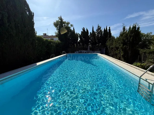 ELEGANTE CHALET EN VENTA CON AMPLIOS JARDINES Y PISCINA EN M - foto 2