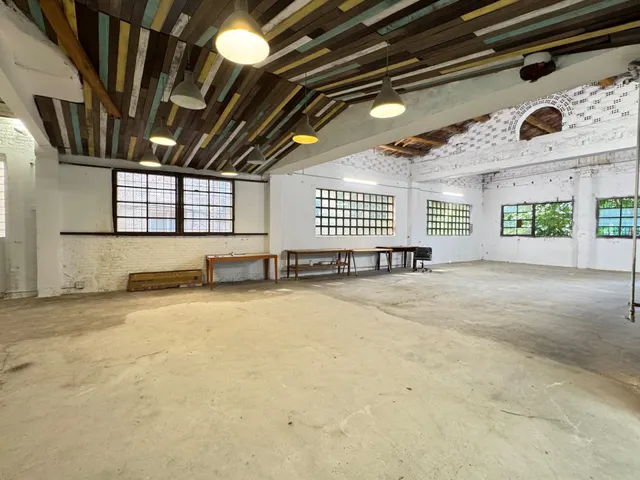 Nave en zona urbana con 264 m2 y con jardín de 114 m2 orientado al sur, garaje y gran potencial como estudio profesional. — 10