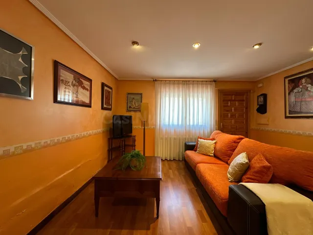ENCANTADORA CASA DE PUEBLO LISTA PARA ENTRAR Y DISFRUTAR DE  - foto 4