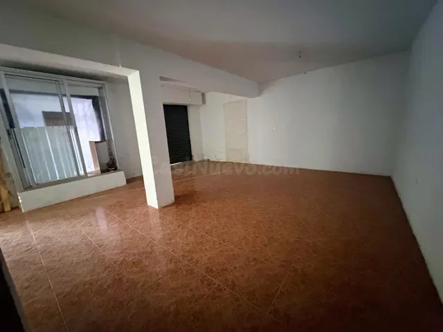 Local en alquiler de 30 mt, doble escaparate, 2 aseos - foto 2