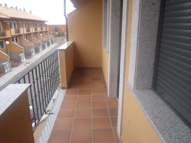 SE VENDE CHALET ADOSADO SEMINUEVO, 4 HAB., GARAJE DOBLE ,PATIO. PARA ENTRAR A VIVIR — 18