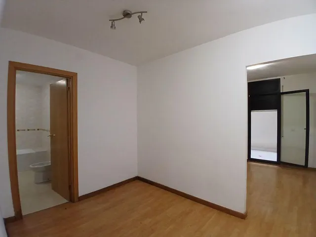 Amplio Piso con 3 habitaciones en Av. Catalunya — 11