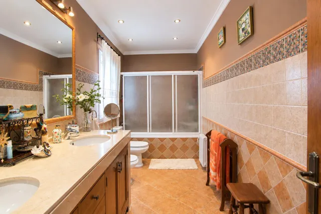 VENDE EN EXCLUSIVA CHALET INDEPENDIENTE EN COÍN — 30