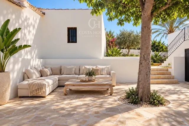 Villa arbela · luz, vida exterior y vistas abiertas al montgo en javea — 32