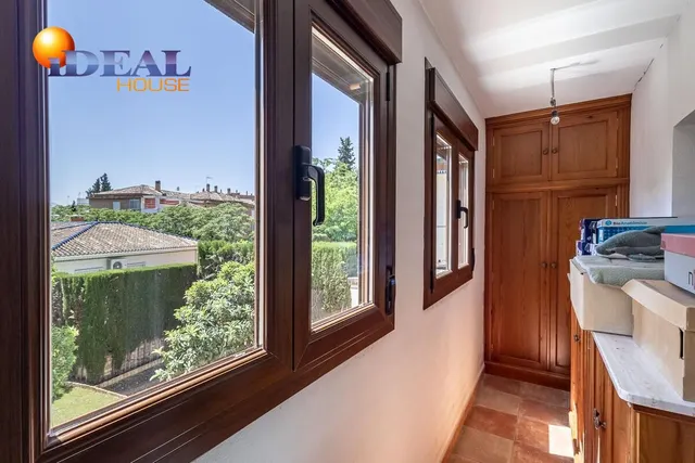 Chalet Exclusivo en Camino Bajo de Huétor — 28
