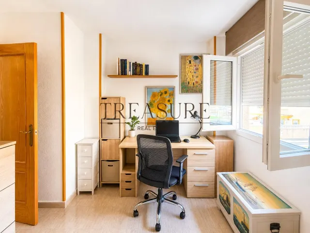 Apartamento en primera línea de mar con plaza de garaje, dos piscinas y orientación sur – Villa Cristal, Playa Paraíso — 7