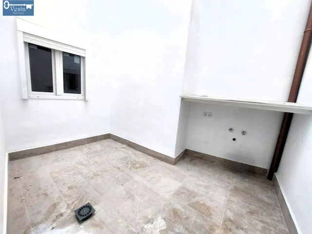 PRECIOSO BAJO CON PATIO — 12