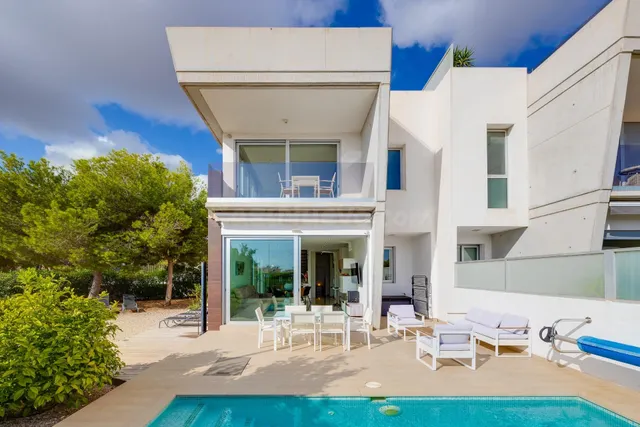 ESTUPENDA VILLA 4 DOMITORIOS 3 BAÑOS 1 ASEO, PISCINA Y JARDI - foto 2