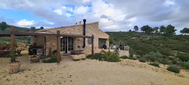 Finca rústica exclusiva con casa restaurada y máxima privaci