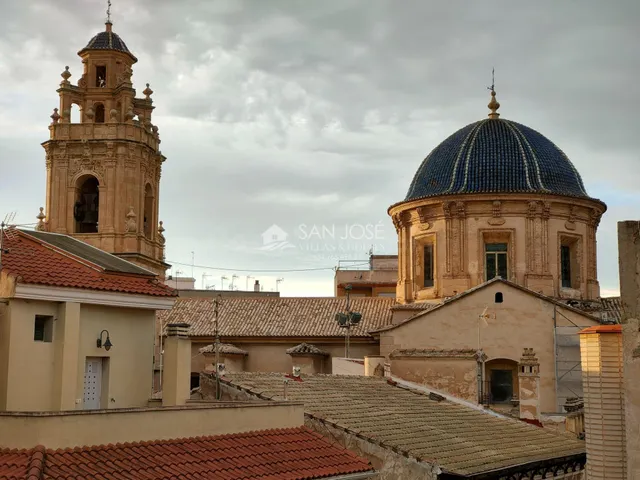 INMOBILIARIA SAN JOSEVENDE EDIFICIO CON DOS PISOS Y GARAJE E