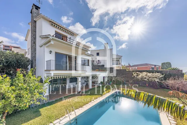 Casa con piscina y vistas al mar