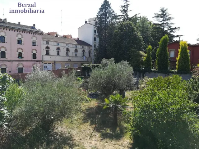 Casa magnifica, de dimensiones extraordinarias a veinte minutos andando del centro. — 38