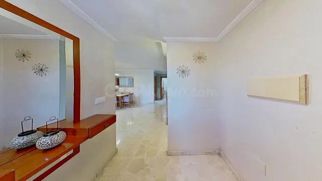 VIVIENDA CON GRAN COCHERA Y ZONAS EXTERIORES EN EL BALCON DE - foto 4
