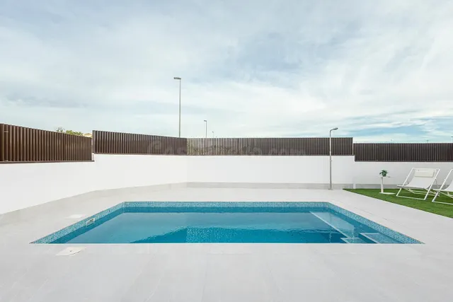 VILLA CON PISCINA PRIVADA EN LA FINCA GOLF - foto 2