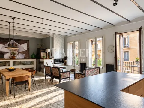 Encantador piso con elementos arquitectónicos originales en el Barrio Gótico de Barcelona
