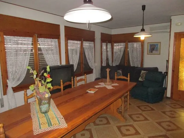 Chalet en venta de dos plantas, con piscina y tres almacenes. — 2