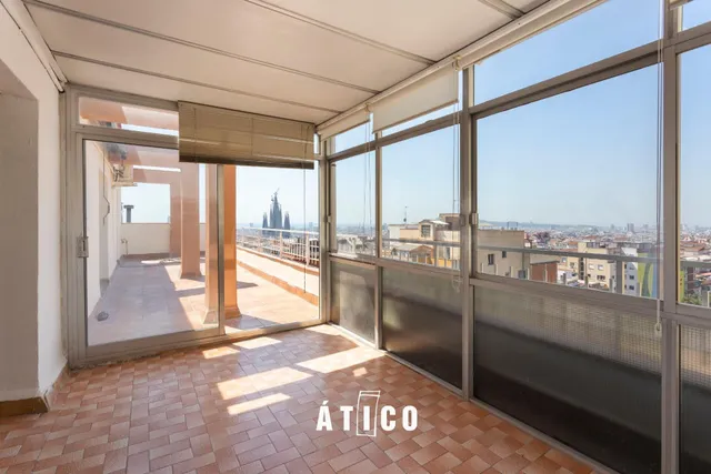Atico con una terraza espectacular y vistas unicas sobre Barcelona — 11
