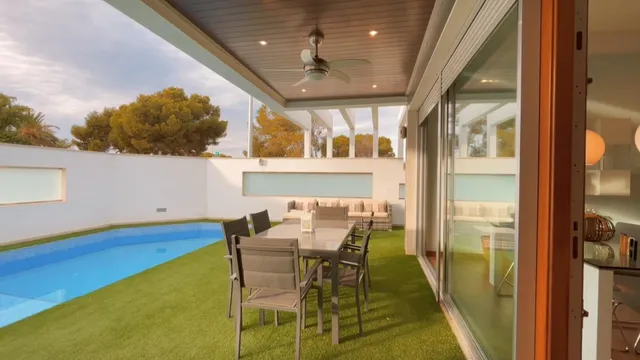 Villa independiente de dos plantas con solárium y piscina privada. — 11