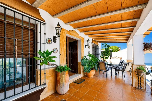 Amplia propiedad con vivienda principal y apartamento indepe