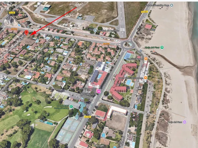 Se vende solar urbano de 975 m2 junto a la Playa del Pinar. Solar esquinero, cuadrado, con muchos me — 2