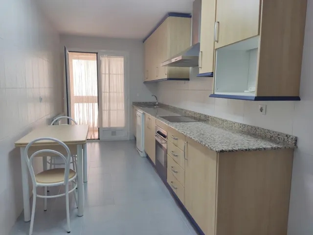 Piso seminuevo con cuatro amplios dormitorios, dos baños completos, garaje, trastero y piscina comun — 6