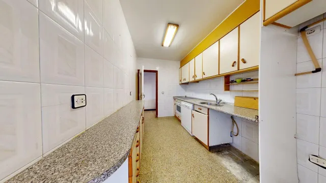 Piso de 65m2. Distribuido en tres dormitorios, salón con terraza, cocina con galería y baño — 18