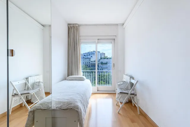 PISO ALTO CON BALCÓN/TERRAZA Y TRES PIEZAS EXTERIORES EN EL EIXAMPLE — 21