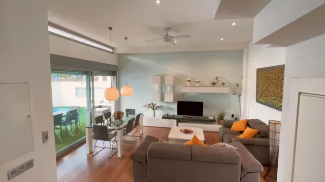 Villa independiente de dos plantas con solárium y piscina privada. — 18