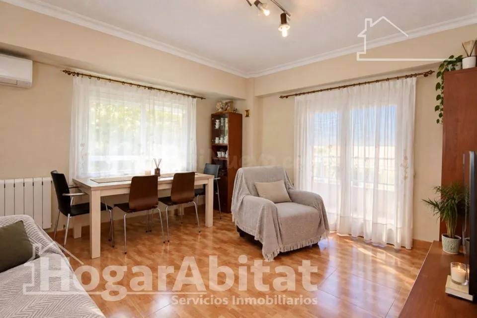 Luz natural y amplitud en este piso esquinero con dos balcones, ascensor y trastero a 100 metros de la playa