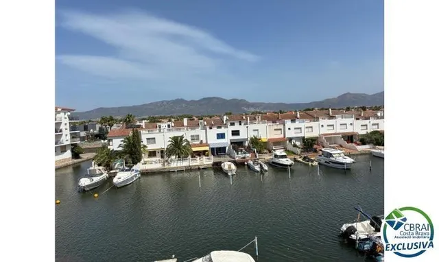 Bonito y moderno piso con vistas al canal y amarre de 2,5 x 5 m en Port Emporda, cerca de la playa y del centro de Empuriabrava — 16