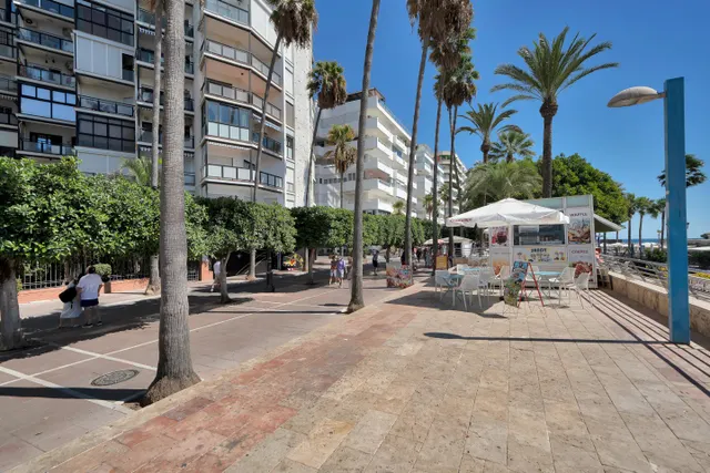 UNIQUE OPPORTUNITY IN THE HEART OF MARBELLA, FRONTLINE TO THE SEA WITH TOURIST LICENCE! — 24