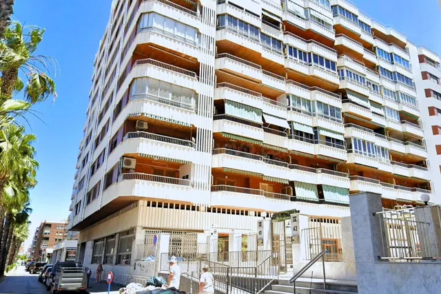 Amplio apartamento (aprox. 90 m2 - 2.ª planta) en primera línea de Playa del Acequión. Gran balcón con vistas al mar (suroeste), piscina comunitaria, cerca del centro, y directamente en la playa. — 30