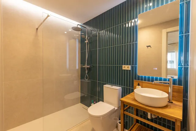 ¡exclusivo apartamento en primera linea de playa con reforma integral de alta gama! — 21