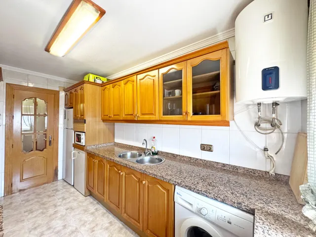 Amplio piso en esquina todo exterior con terraza y vistas al mar junto a Vialia y Avenida de Andalucía. — 26