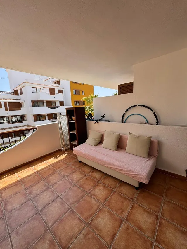 Apartamento con piscina comunitaria, Alicante, Torrevieja. 2 habitaciones, 80 m2, 500 metros del mar — 25