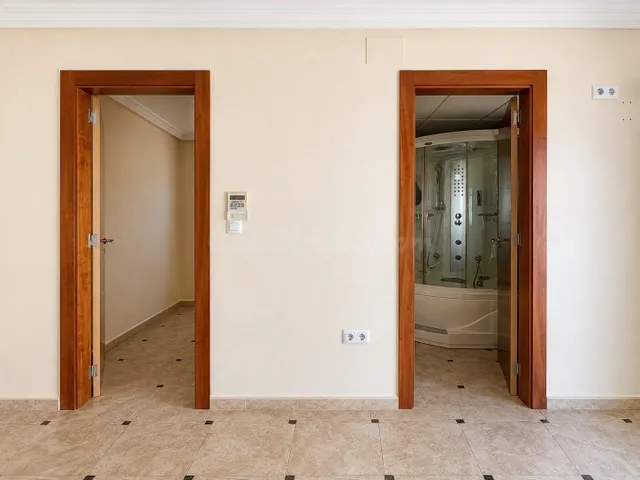 Villa independiente con piscina privada y 6 dormitorios junto a la Laguna Rosa de Torrevieja — 38