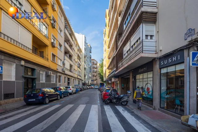 SE VENDE PEQUEÑO LOCAL, BARATO Y MUY CÉNTRICO JUNTO RECOGIDAS, IDEAL INVERSORES — 18