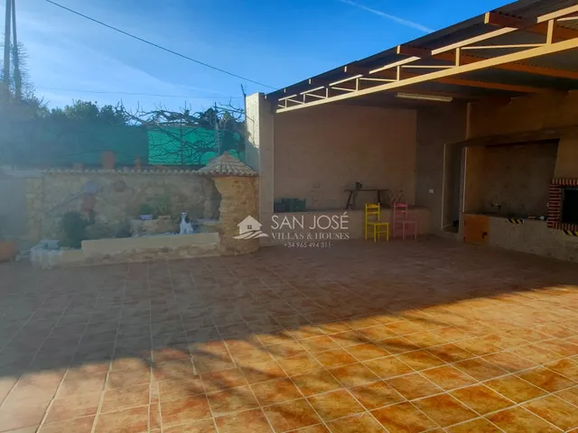 SE VENDE CHALET CON PISCINA EN MUY BUEN ESTADO EN ASPE ZONA DE UCHEL — 30