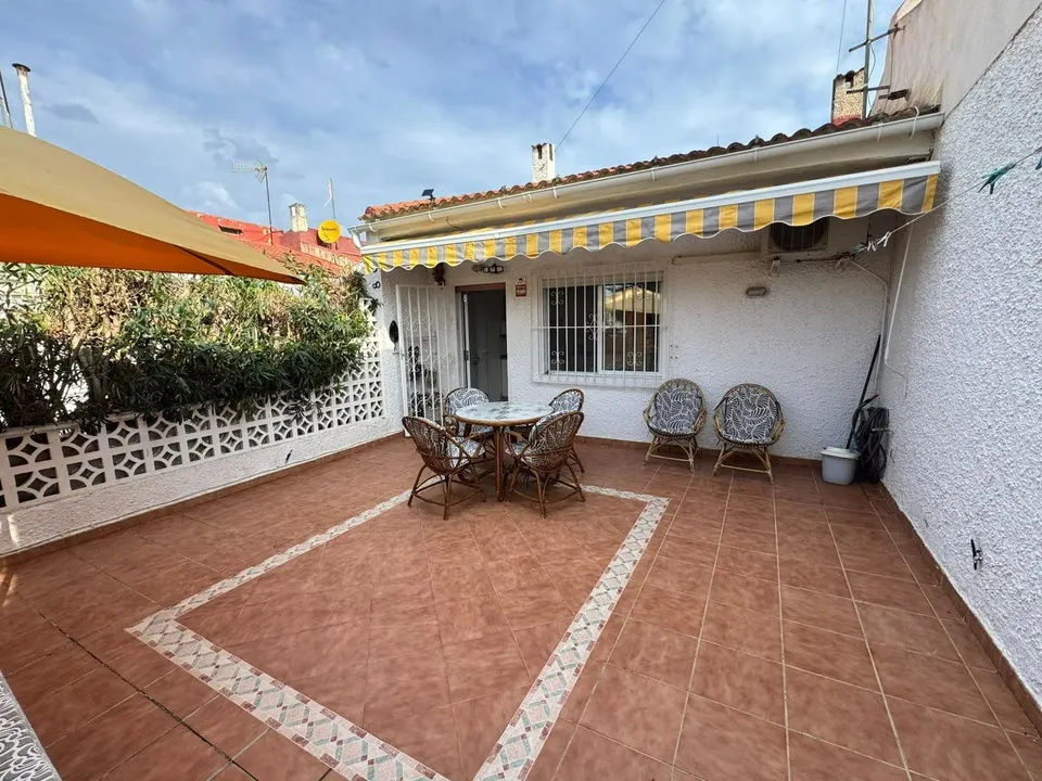 Torreta 2, bungalow bajo,sin vecinos,esquina 2 habs,dos jardines amplios 129.900€