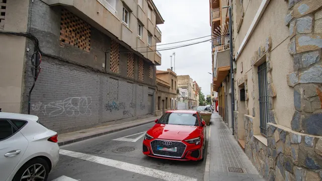 Casa en planta baja con entrada independiente, totalmente reformada, y local en planta baja. — 13