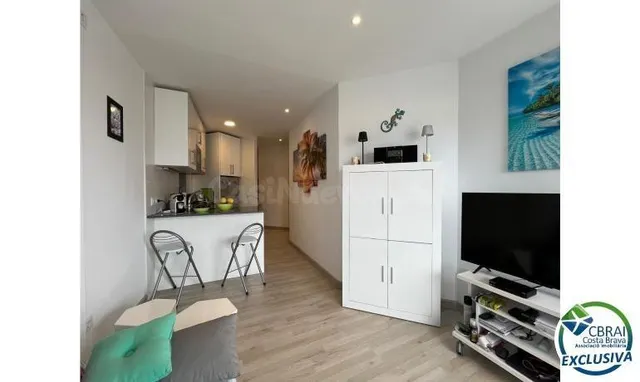 Bonito y moderno piso con vistas al canal y amarre de 2,5 x 5 m en Port Emporda, cerca de la playa y del centro de Empuriabrava — 4