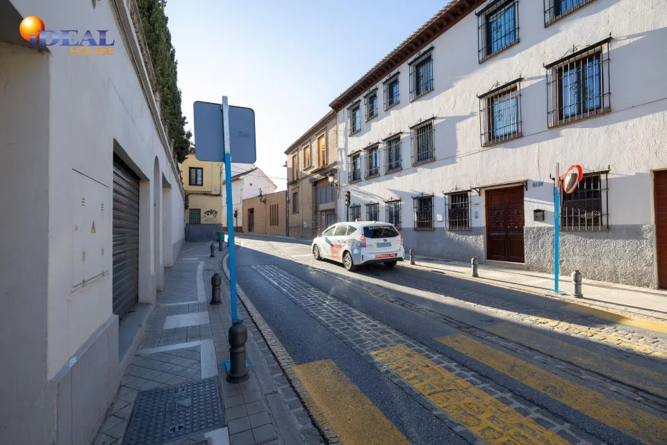 Barrio del Realejo. Sacamos a la venta dos plazas de garaje para coche muy grande.