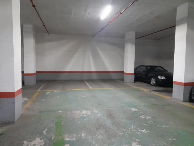 Gran plaza de parking de 15m2 cerca de la estación de tren de Sants - Barcelona — 4