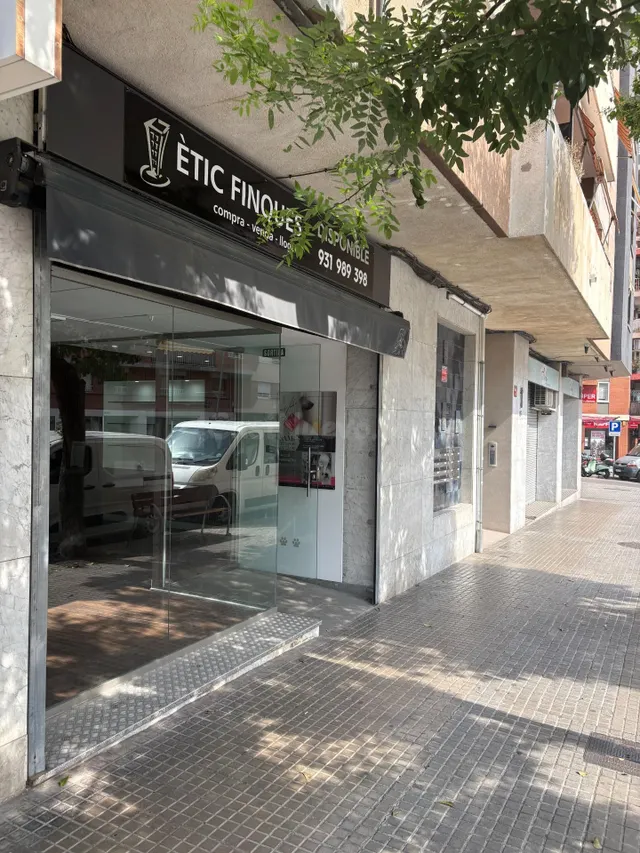 LOCAL COMERCIAL REFORMAT EN UNA DE LES MILLORS AVINGUDES DE  - foto 4